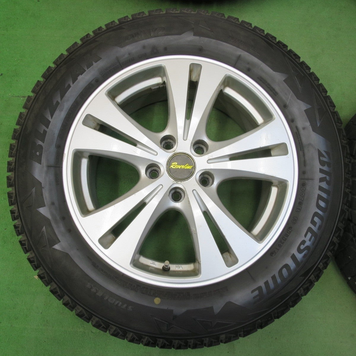 4本価格★スタッドレス 225/65R17 ブリヂストン ブリザック DM-V2 Reverline リバーライン 17インチ PCD114.3/5H★5032601イス