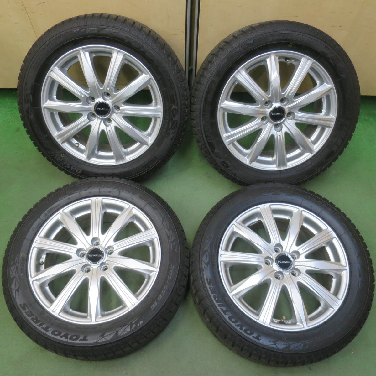 バリ溝!23年!キレイ!9.5分◎インプレッサ 等 205/55R16 スタッドレス トーヨー オブザーブ GIZ2 BALMINUM KR10 バルミナ 16インチ PCD100/5H◎6101306イス