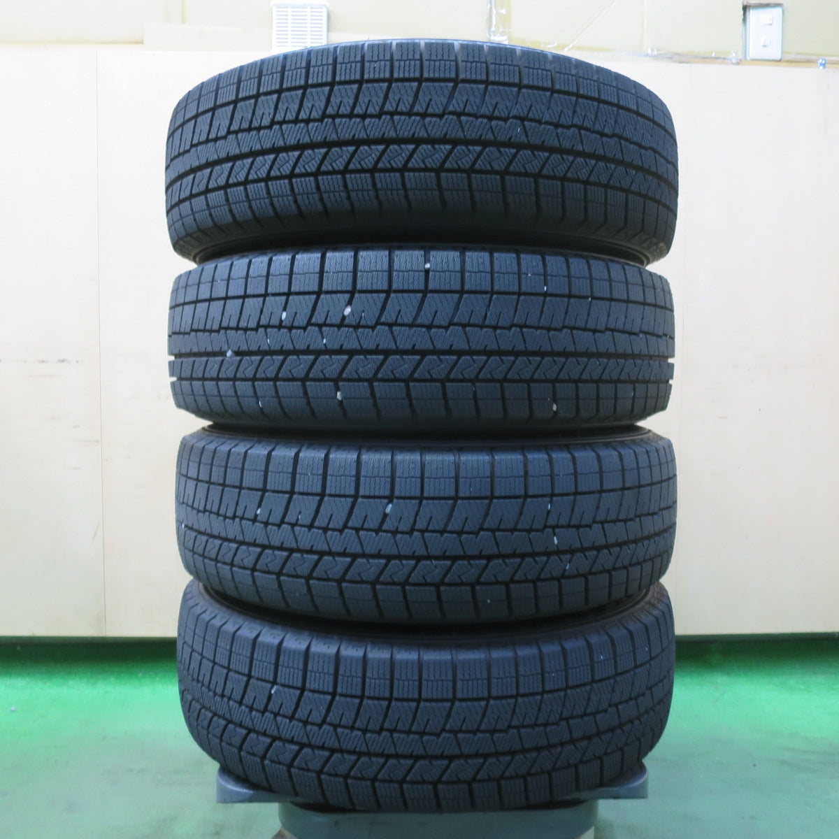 バリ溝!キレイ!ほぼ10分★スタッドレス 175/65R15 ダンロップ ウインターマックス 03 DUFACT デュファクト 15インチ PCD100/4H★5102406イス