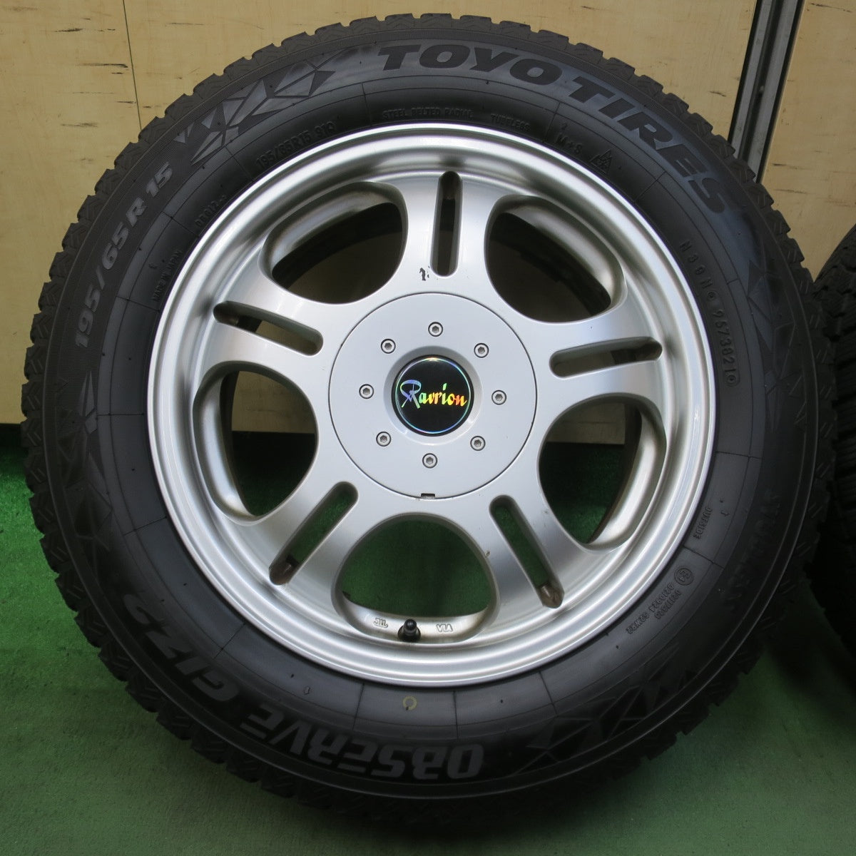 バリ溝!21年!8.5分★スタッドレス 195/65R15 トーヨー オブザーブ GIZ2 Ravrion ラブリオン 15インチ PCD100 114.3/5H マルチ★5111507イス
