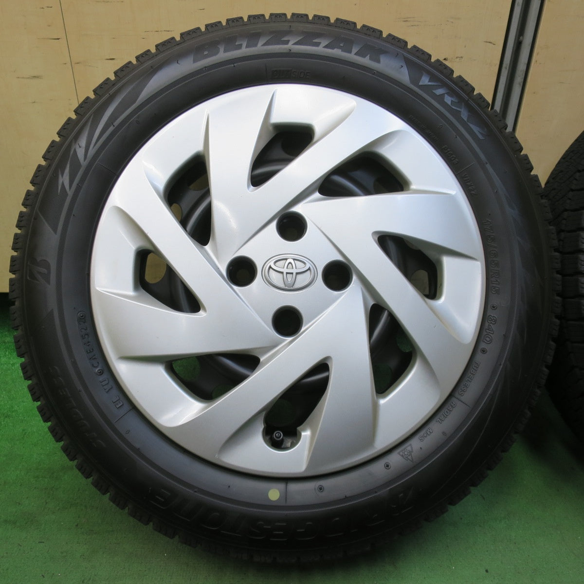 4本価格!22年★トヨタ アクア 純正 スチール 175/65R15 スタッドレス ブリヂストン ブリザック VRX2 15インチ PCD100/4H★5092002イス