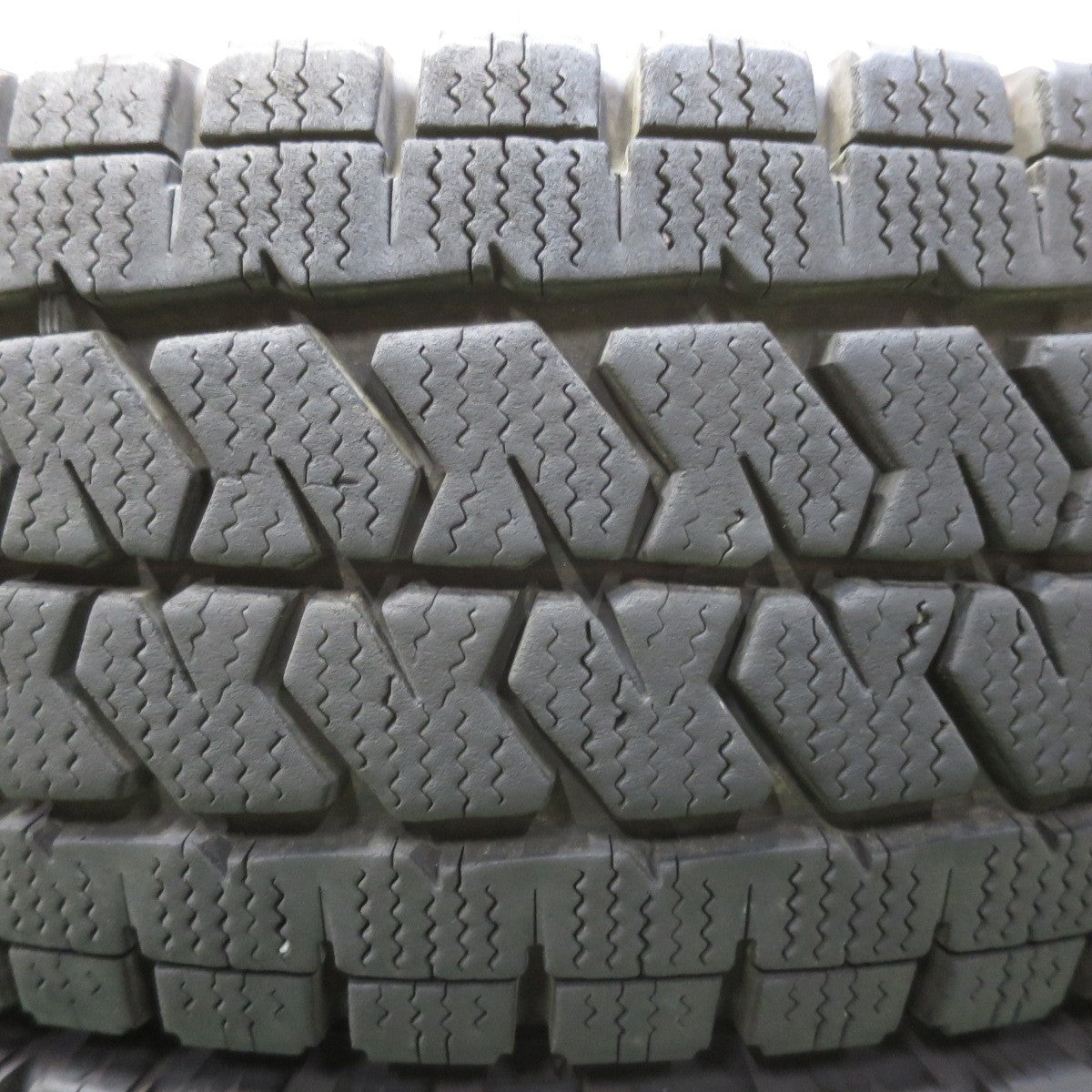 バリ溝!24年!9.5分!2本★スタッドレス 195/80R15 107/105N ブリヂストン ブリザック VL10 タイヤ 15インチ ハイエース キャラバン 等★5092205イスタ