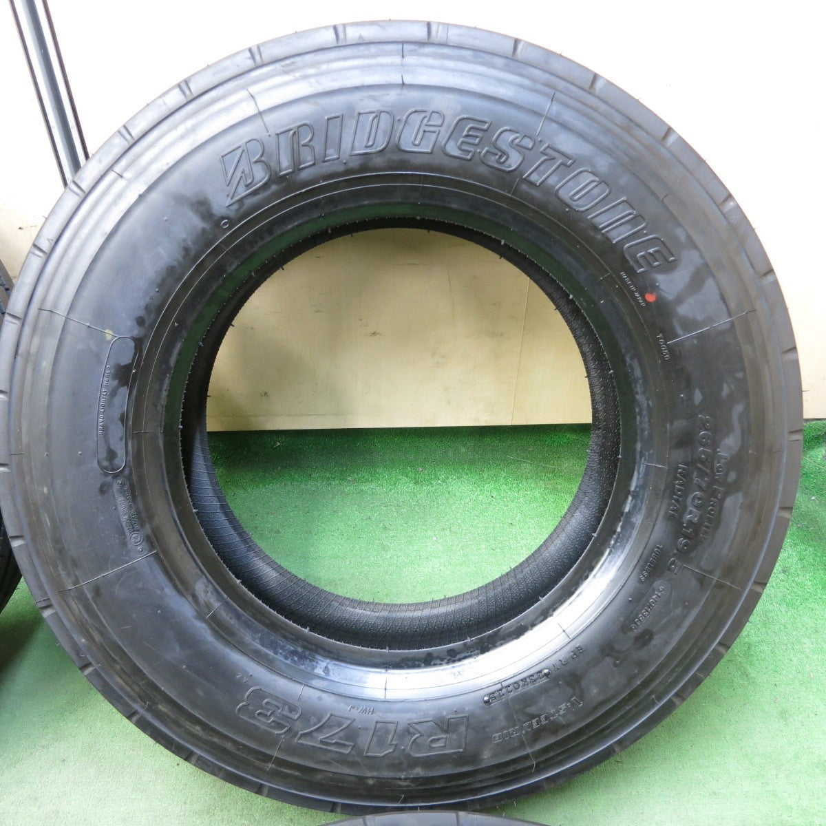新車外し!25年★トラック タイヤ 265/70R19.5 140/138J ブリヂストン R173 19.5インチ★5100703ナノタ