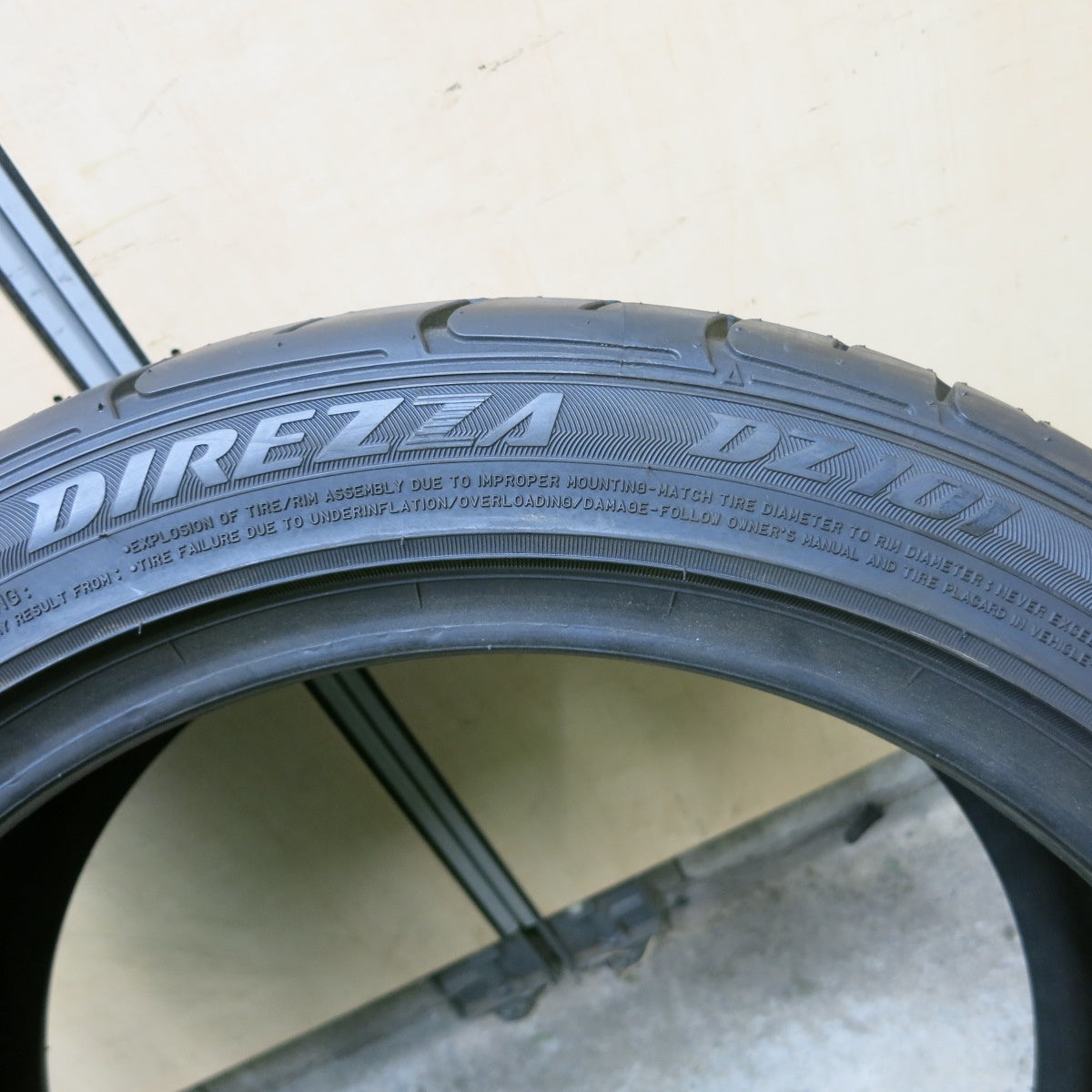 未使用!1本★215/45R17 ダンロップ ディレッツァ DZ101 タイヤ 17インチ プリウス 86 BRZ カローラ インプレッサ レガシィ 等★5052105ナノタ
