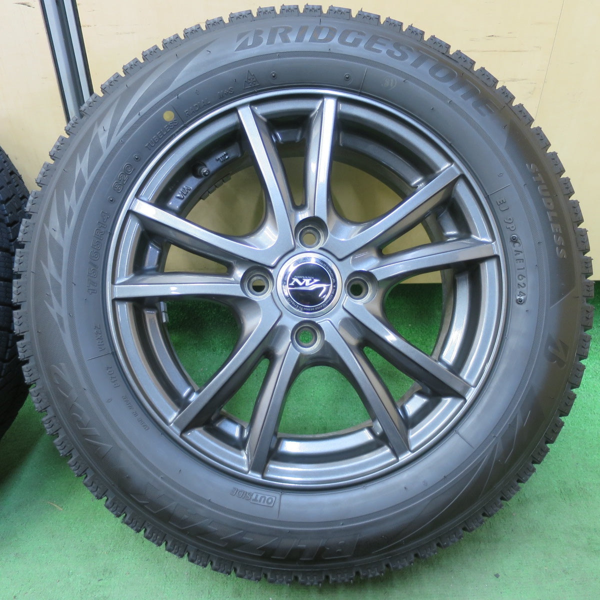 バリ溝!24年!キレイ!ほぼ10分★スタッドレス 175/65R14 ブリヂストン ブリザック VRX2 NIRVANA NV ニルヴァーナ ニルバーナ 14インチ PCD100/4H★5050508イス