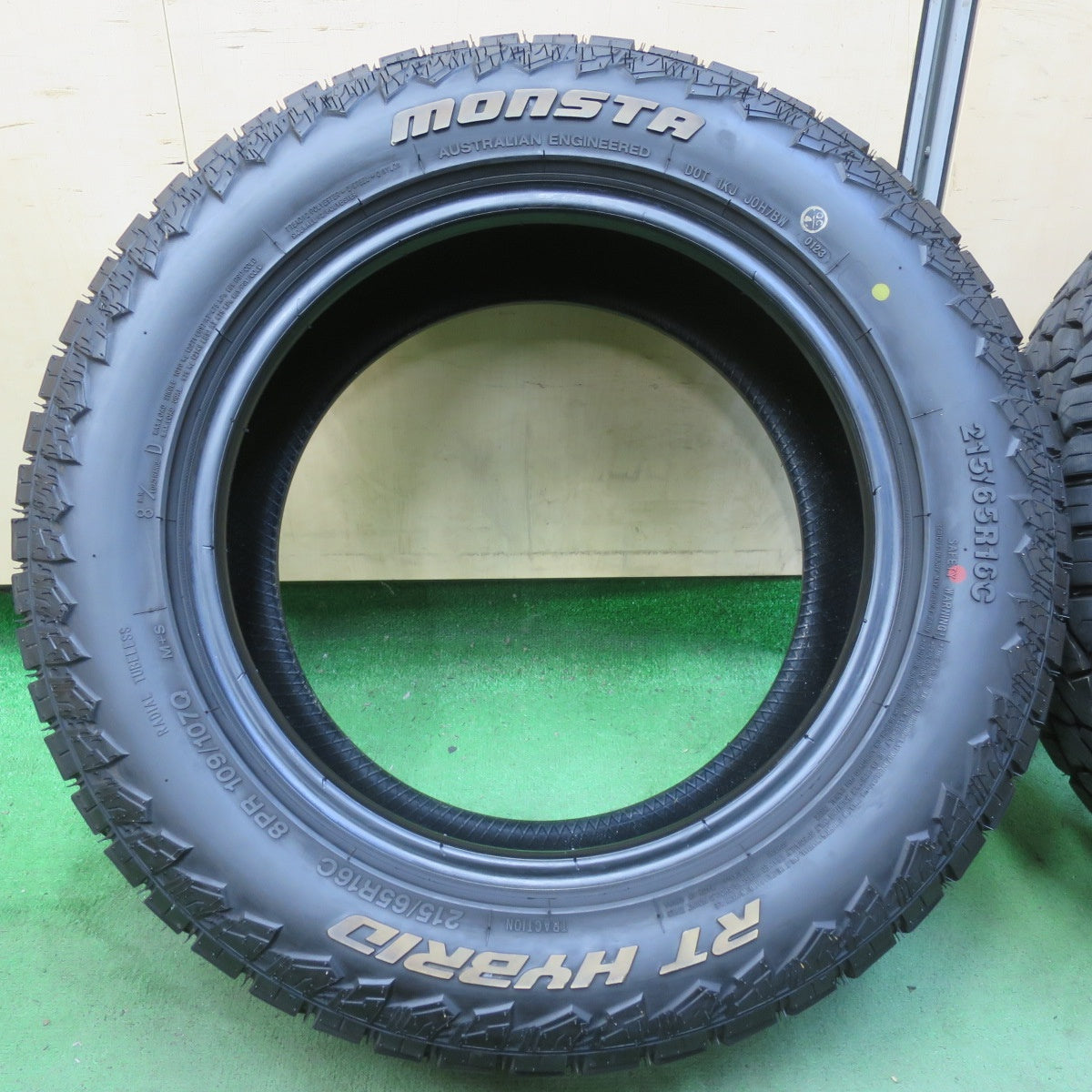 バリ溝!23年!9分★215/65R16C 8PR 109/107Q モンスタ RT HYBRID ホワイトレター 16インチ タイヤ ハイエース レジアスエース 等★5072404イノタ