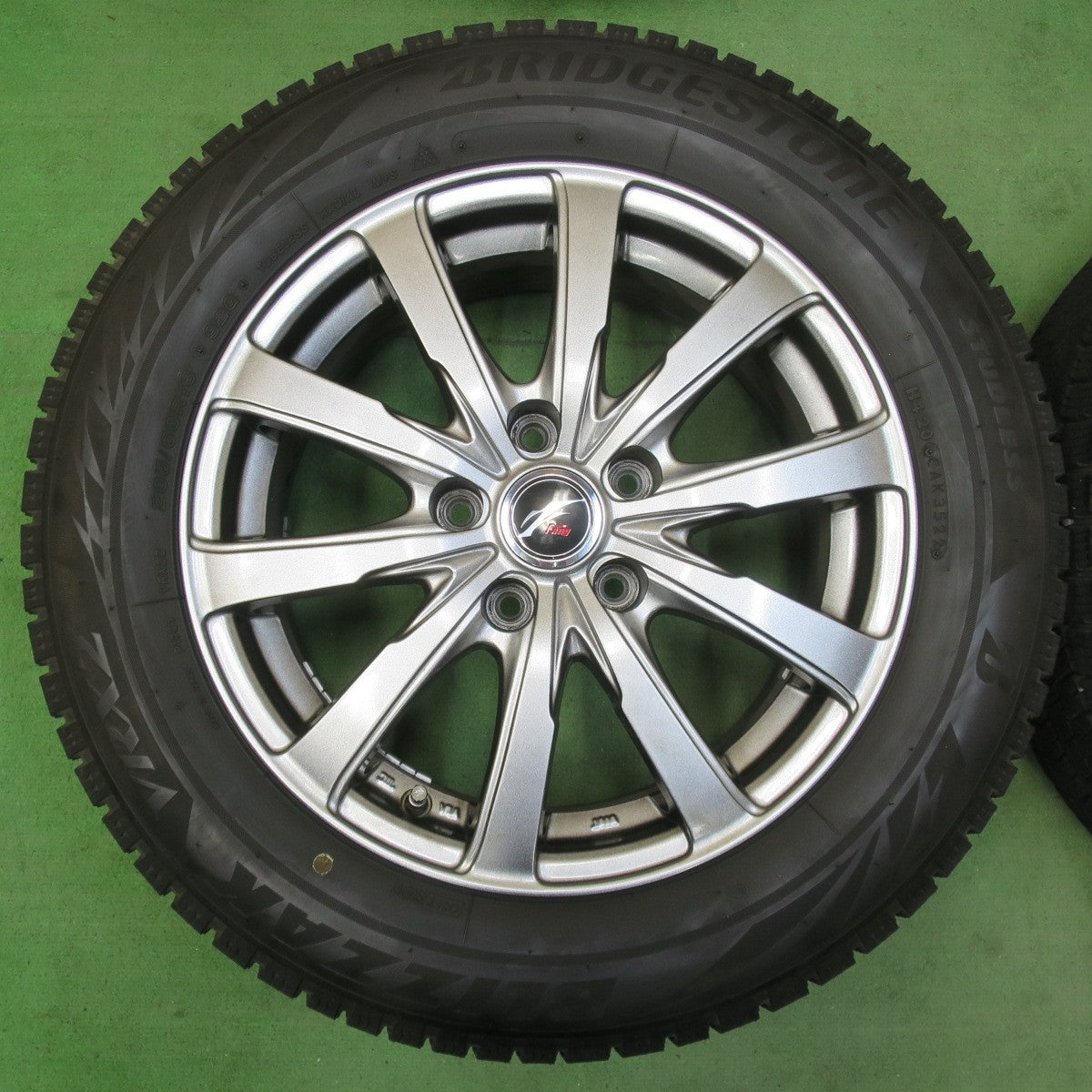 バリ溝!22年!キレイ!9.5分★スタッドレス 205/60R16 ブリヂストン ブリザック VRX2 Fang ファング 16インチ PCD114.3/5H★5042503イス