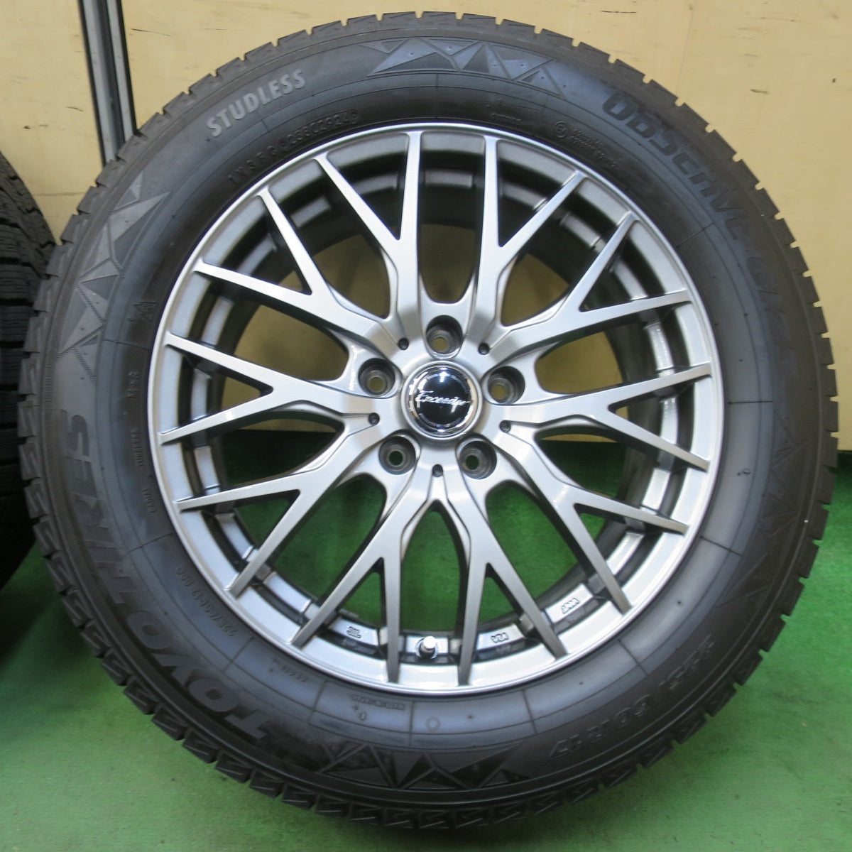 バリ溝!24年!キレイ!ほぼ10分★スタッドレス 225/60R17 トーヨー オブザーブ GIZ3 Exceeder エクシーダー 17インチ PCD114.3/5H★5101509イス