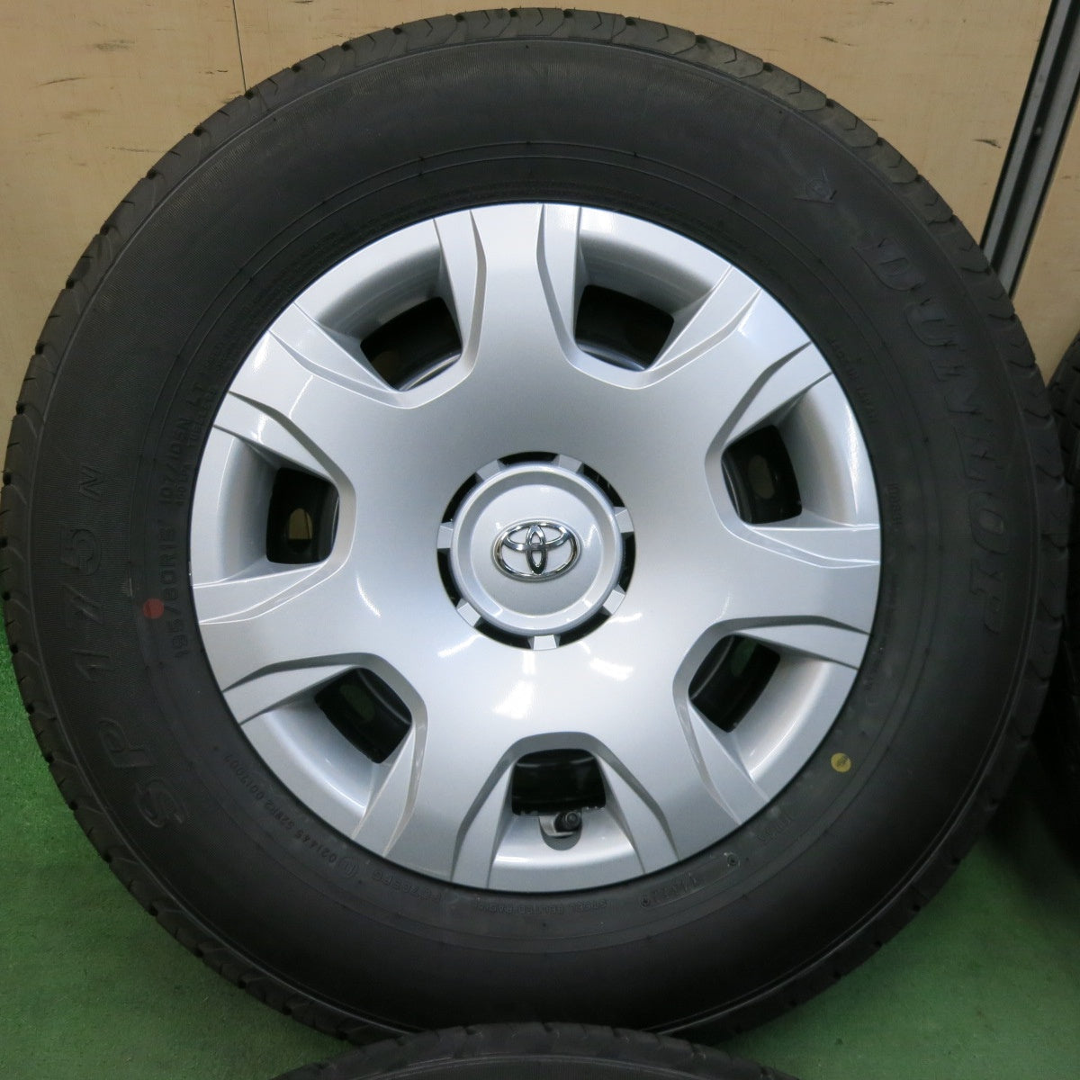 新車外し!22年★トヨタ 200系 ハイエース 純正 スチール 195/80R15 107/105N ダンロップ SP175N 15インチ PCD139.7/6H★5061312SYノ