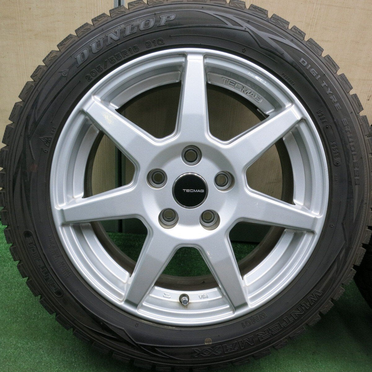 バリ溝!キレイ!9.5分以上★ワーゲン等 TECMAG 205/55R16 スタッドレス ダンロップ WM01 テクマグ PCD112/5H★4052708HAス