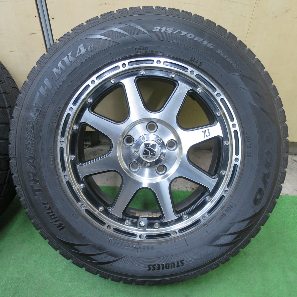 バリ溝!9分★XTREME-J 215/70R16 スタッドレス トーヨー ウインター トランパス MK4α 16インチ エクストリームJ PCD114.3/5H★5111102TTス