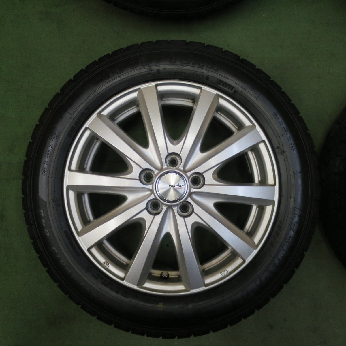 バリ溝!キレイ!9.5分★シエンタ 等 185/60R15 スタッドレス グッドイヤー アイスナビ7 ravrion RS01 ラブリオン 15インチ PCD100/5H★5092504TTス