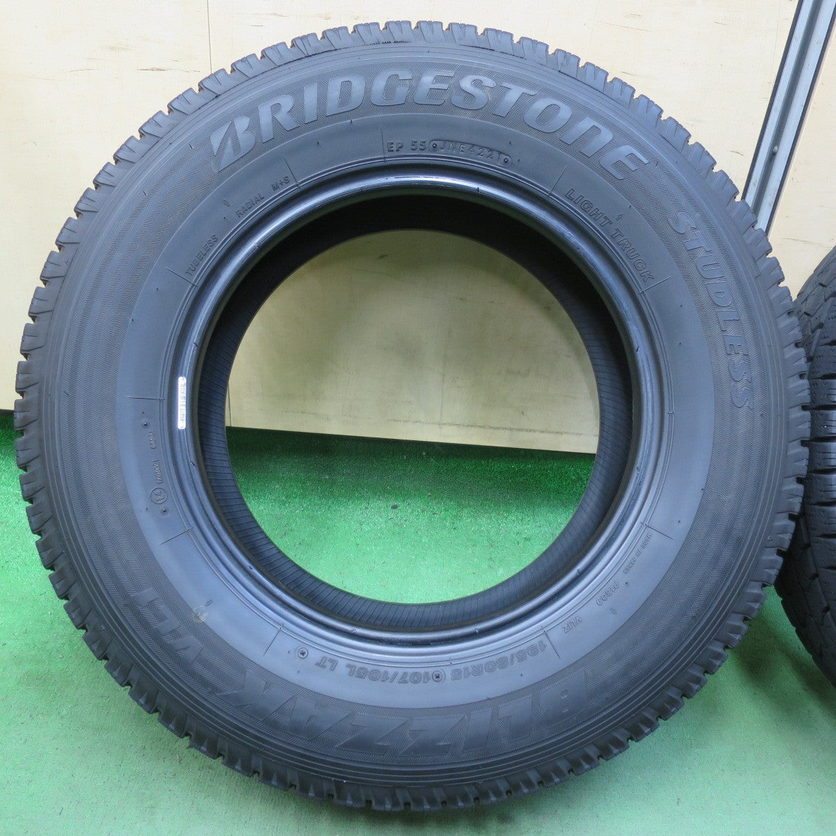 バリ溝!21年!9.5分★スタッドレス 195/80R15 107/105L ブリヂストン ブリザック VL1 タイヤ 15インチ ハイエース キャラバン 等★5100403イスタ