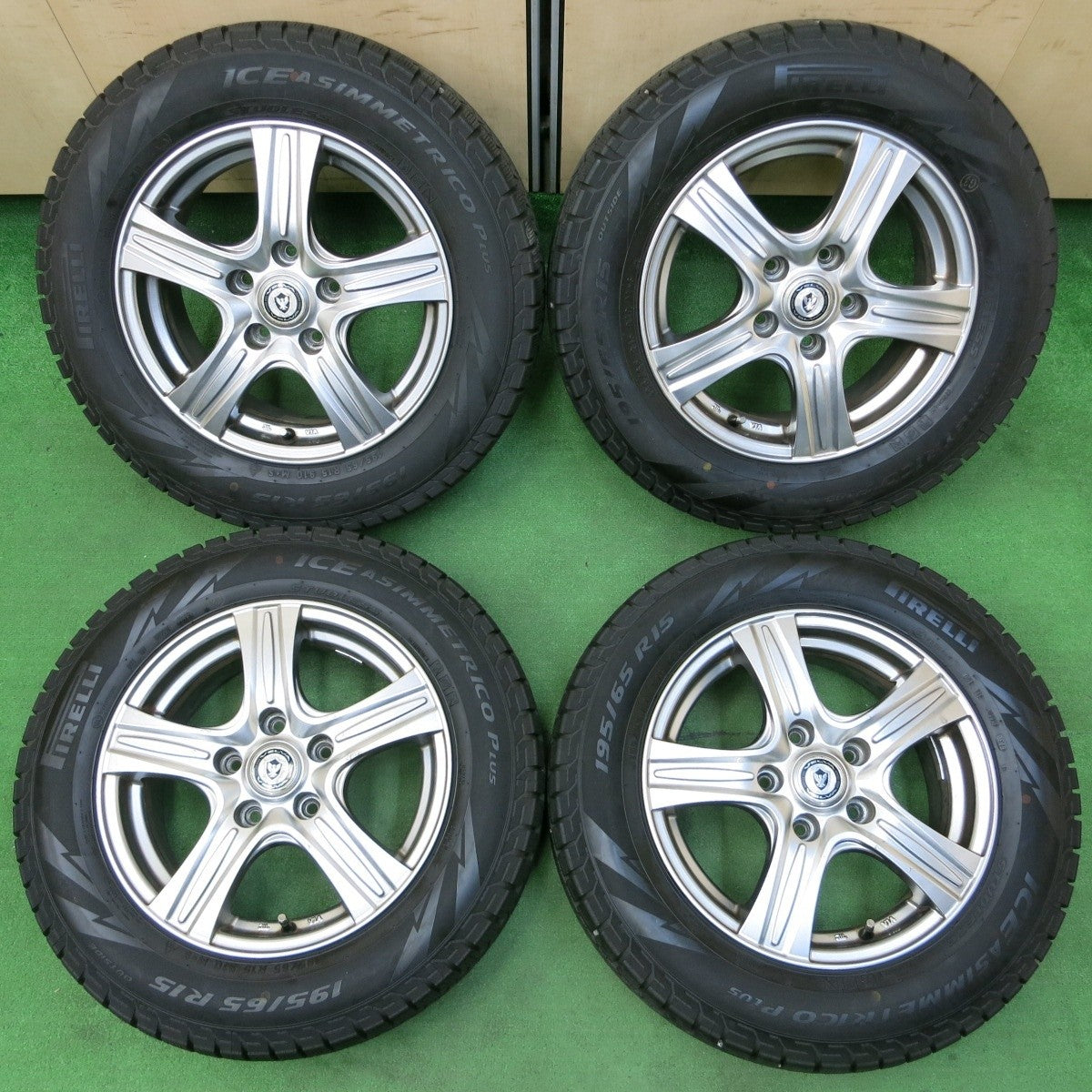 バリ溝!キレイ!9.5分以上★スタッドレス 195/65R15 ピレリ アイスアシンメトリコ プラス VELVA PCD114.3/5H★4051705イス
