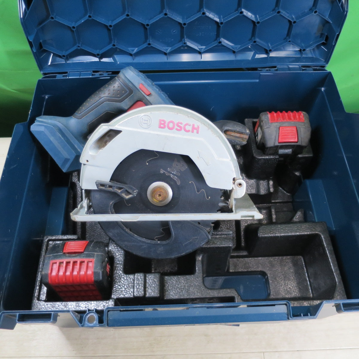 バッテリー2個付☆BOSCH ボッシュ 165mm コードレス 丸ノコ GKS18V-57 電動 工具 切断機 充電式 丸のこ マルノコ 丸鋸 18V☆