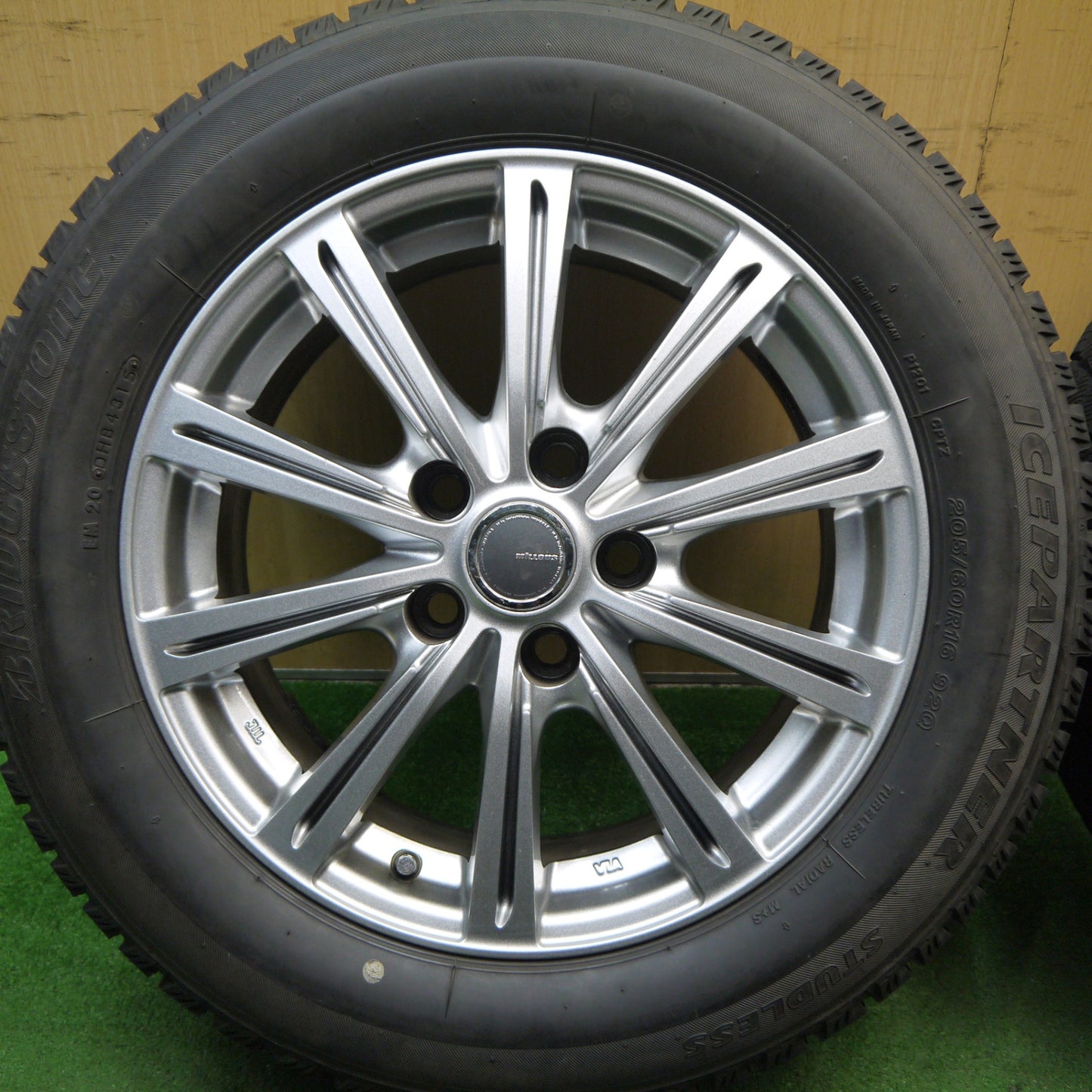 バリ溝!キレイ!9.5分★スタッドレス 205/60R16 ブリヂストン アイスパートナー MiLLOUS ミルアス 16インチ PCD114.3/5H★5060602Hス