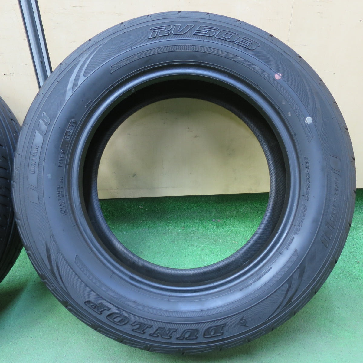 バリ溝!24年!9.5分★215/65R16 109/107L ダンロップ RV503 タイヤ 16インチ ハイエース キャラバン 等★5092208イノタ
