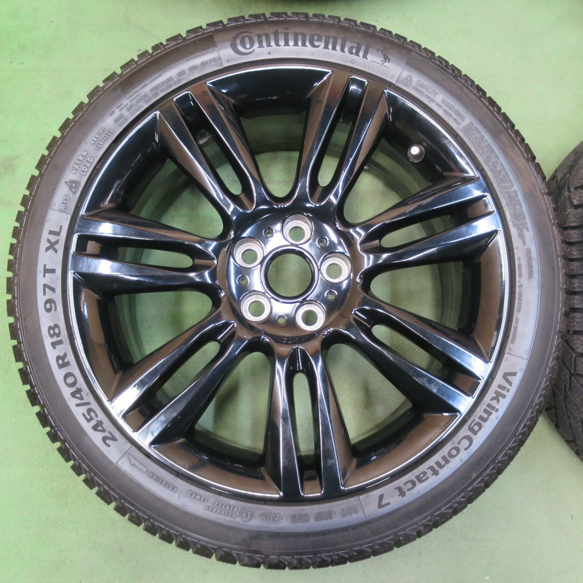 ほぼ未使用!キレイ★ジャガー XE 純正 245/40R18 スタッドレス コンチネンタル バイキングコンタクト7 18インチ PCD108/5H★5110403イス