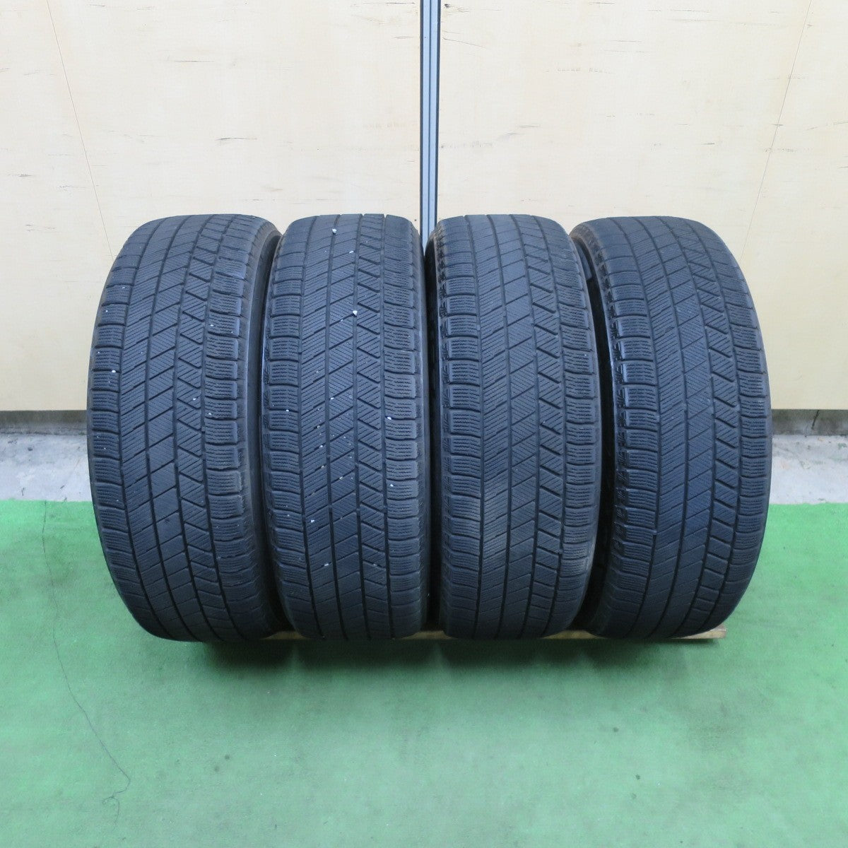 バリ溝!キレイ!8.5分★スタッドレス 215/60R17 ブリヂストン ブリザック VRX3 JP STYLE V-Line- 17インチ PCD114.3/5H★6021802TTス