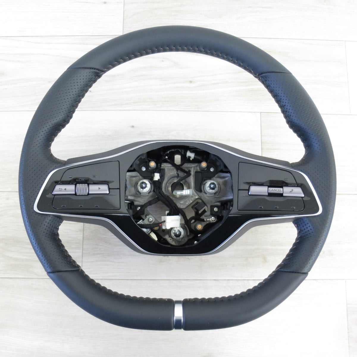 新品・未使用 パンチ革 ステアリング 13インチ 33cm 新品同様・数回使用 パンチ革 ステアリング 13インチ 33cm 新品