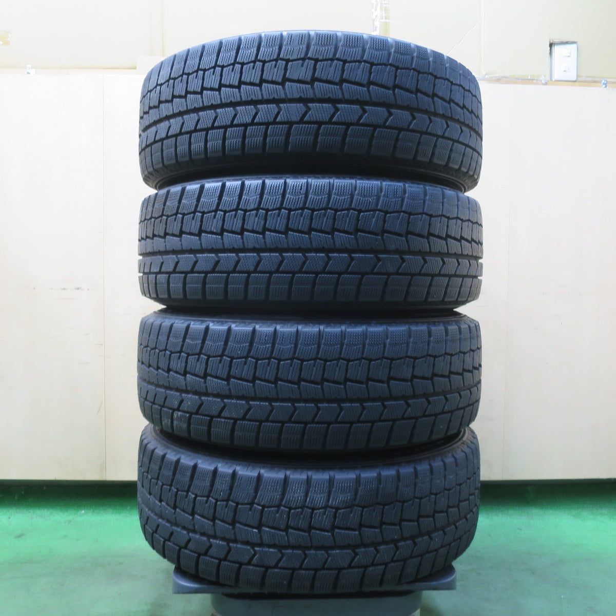 バリ溝!キレイ!9.5分★スタッドレス 205/60R16 ダンロップ ウインターマックス WM02 JOKER ジョーカー 16インチ PCD114.3/5H★5123005イス