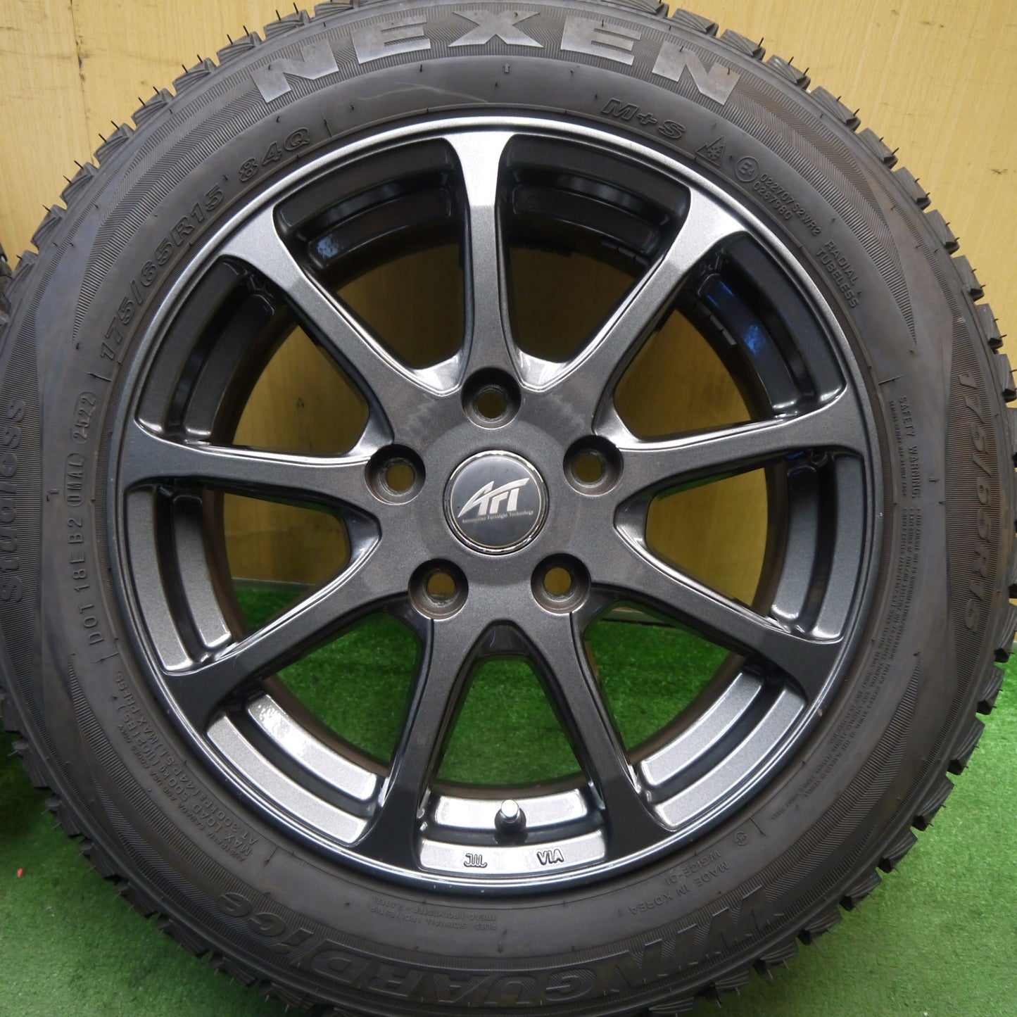 バリ溝!22年!キレイ!9.5分★BMW MINI 等 AFT 175/65R15 スタッドレス ネクセン WINGUARD ice 15インチ PCD112/5H★5090804Hス