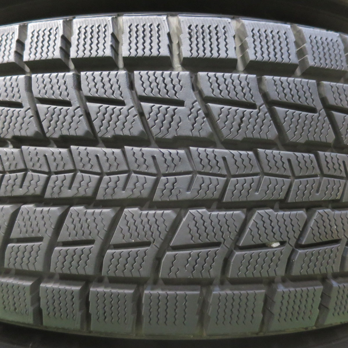 バリ溝!キレイ!9.5分★スタッドレス 235/65R17 ダンロップ ウインターマックス SJ8 DUFACT デュファクト 17インチ PCD114.3/5H★5092601イス