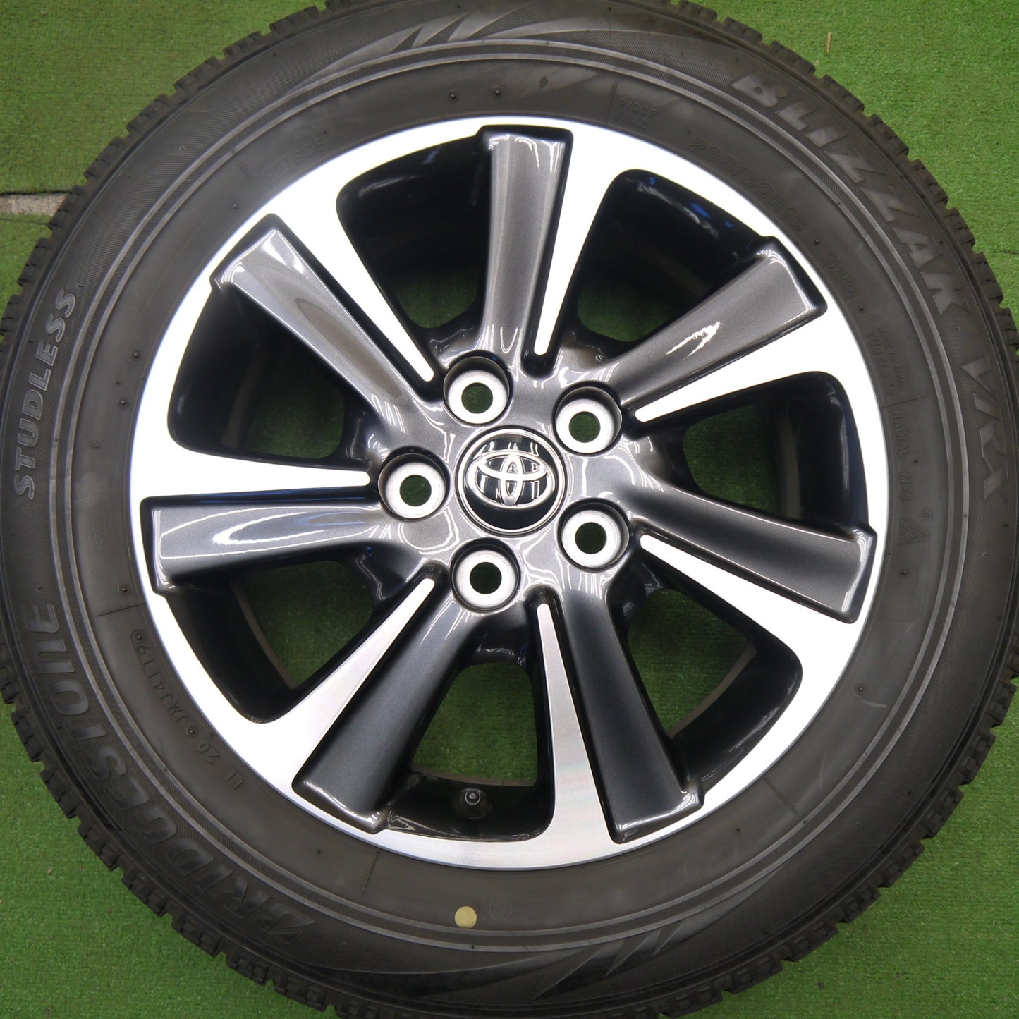 キレイ★トヨタ 80系 ノア ヴォクシー 純正 205/60R16 スタッドレス ブリヂストン ブリザック VRX 16インチ PCD114.3/5H★5041502Hス