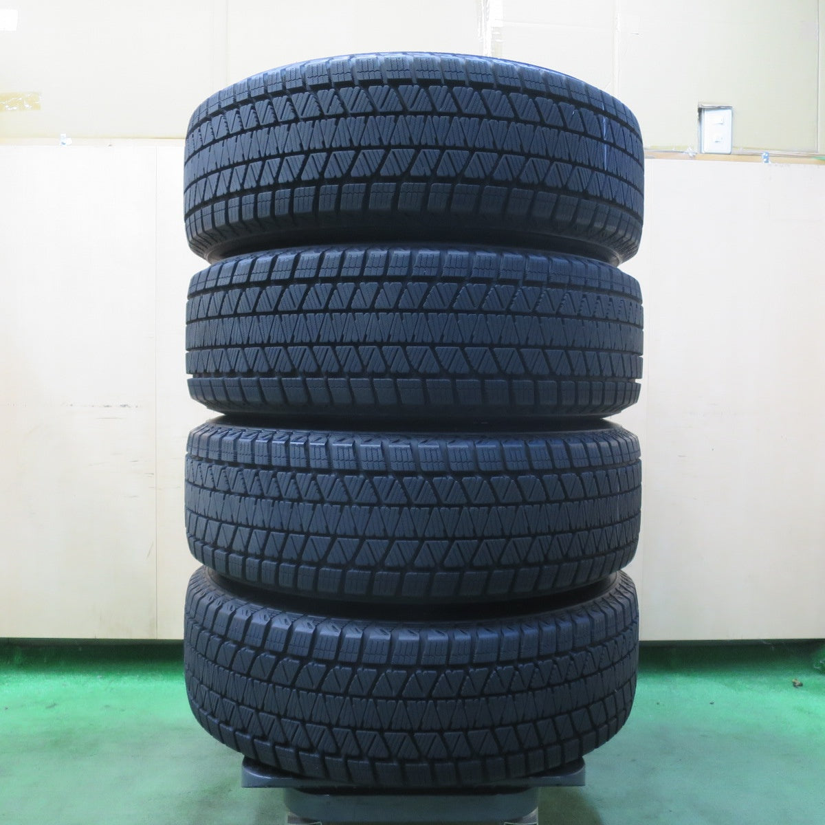 バリ溝!23年!キレイ!9.5分★スタッドレス 225/65R17 ブリヂストン ブリザック DM-V3 TIRADO Eta LA STRADA ティラード ラストラーダ 17インチ PCD114.3/5H★5120201イス