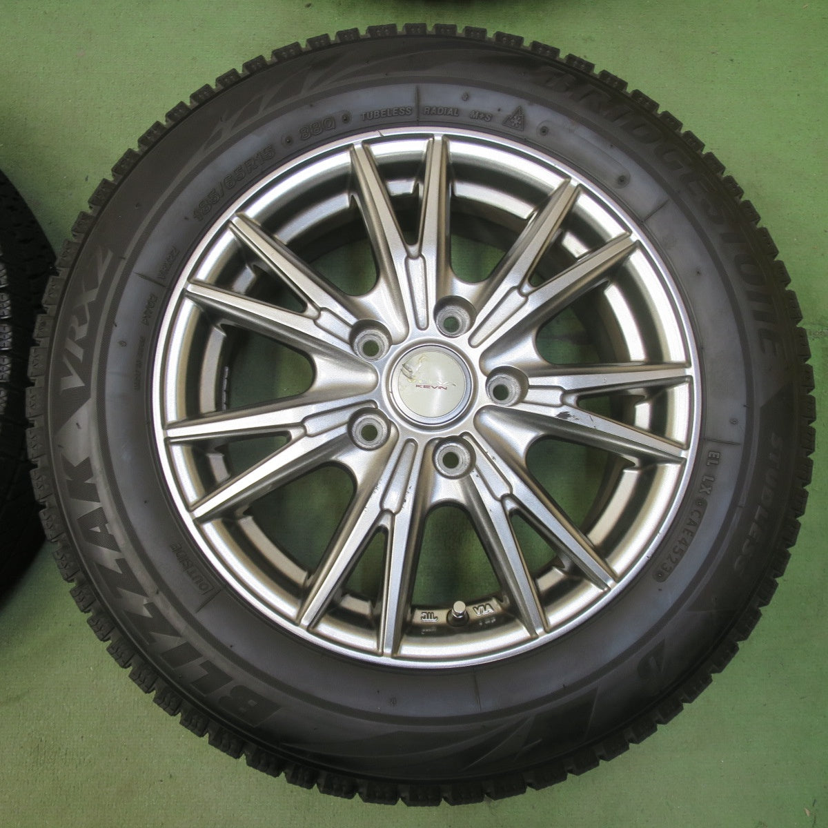 バリ溝!23年!8.5分◎スタッドレス 185/65R15 ブリヂストン ブリザック VRX2 VELVA KEVIN ヴェルヴァ ケヴィン 15インチ PCD114.3/5H◎6101308イス