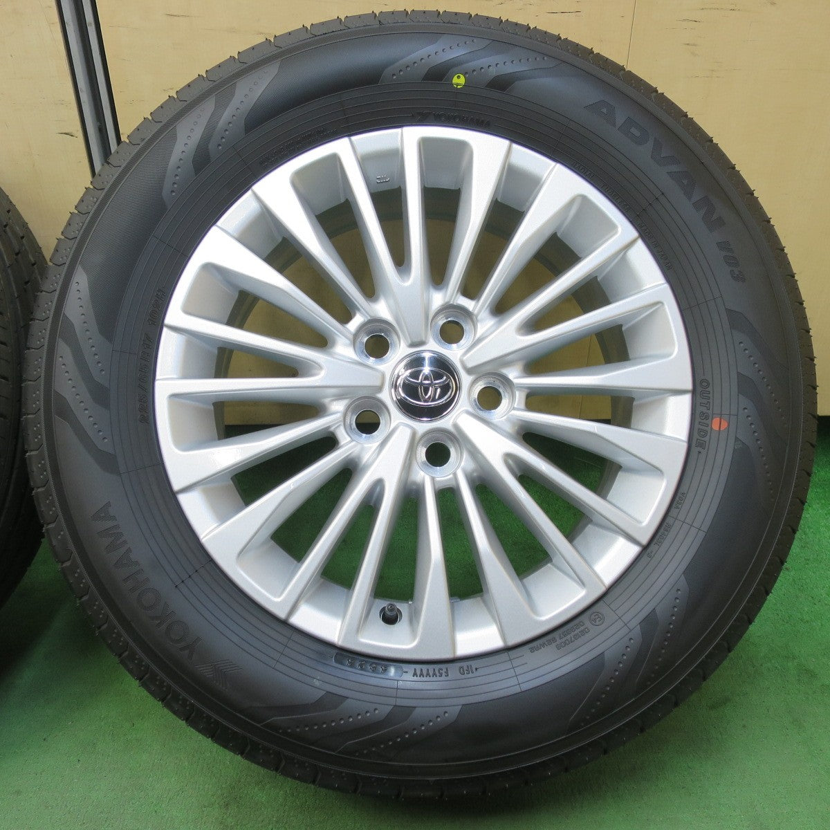新車外し!24年★トヨタ 40系 アルファード 純正 225/65R17 ヨコハマ アドバン V03 17インチ PCD120/5H★5050512イノ