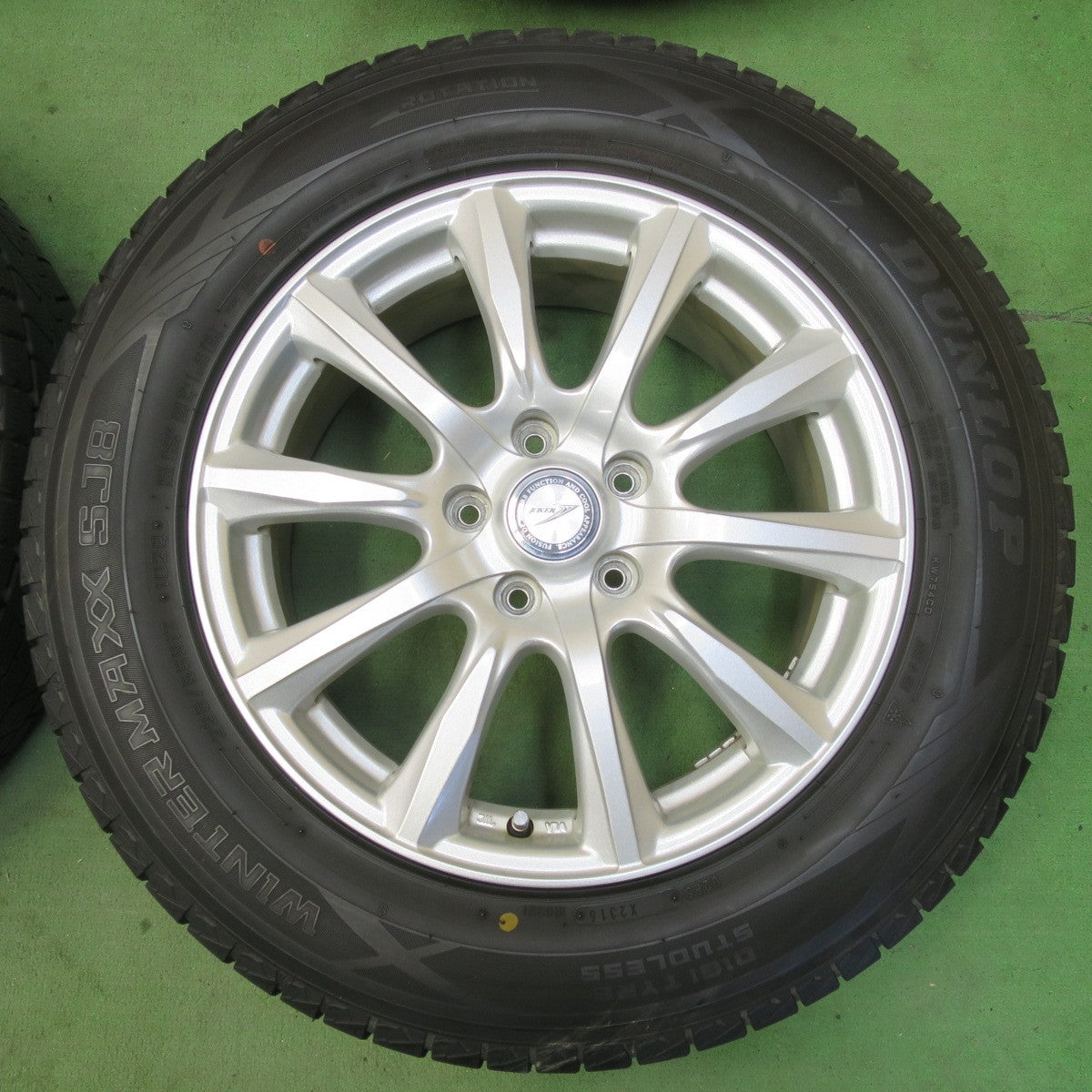 バリ溝!キレイ!9.5分★スタッドレス 225/65R17 ダンロップ ウインターマックス SJ8 JOKER ジョーカー 17インチ PCD114.3/5H★5050805イス