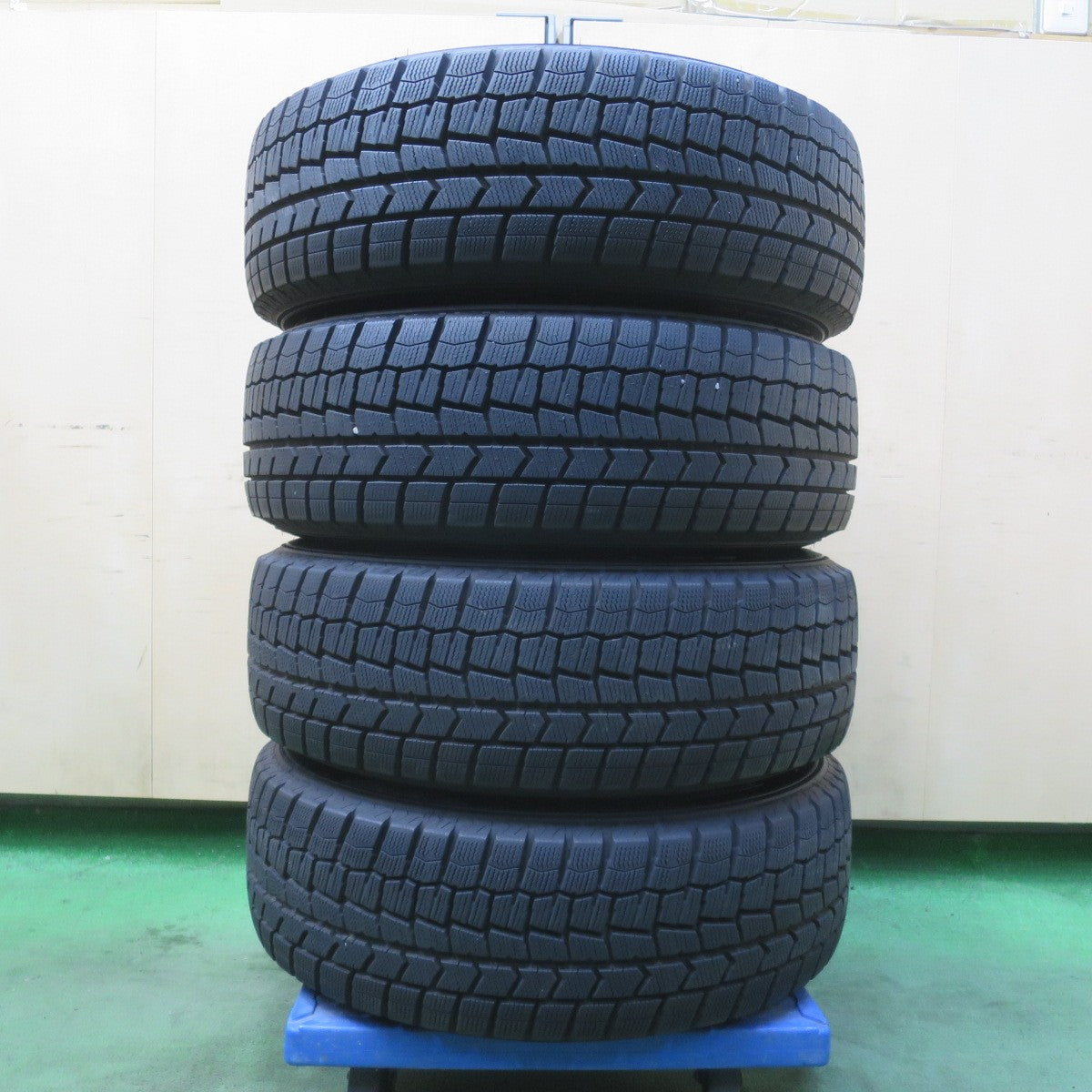 バリ溝!22年!ほぼ10分★スタッドレス 195/65R15 ダンロップ ウインターマックス WM02 VELVA AGUDO ヴェルヴァ アグード 15インチ PCD114.3/5H★6012901イス