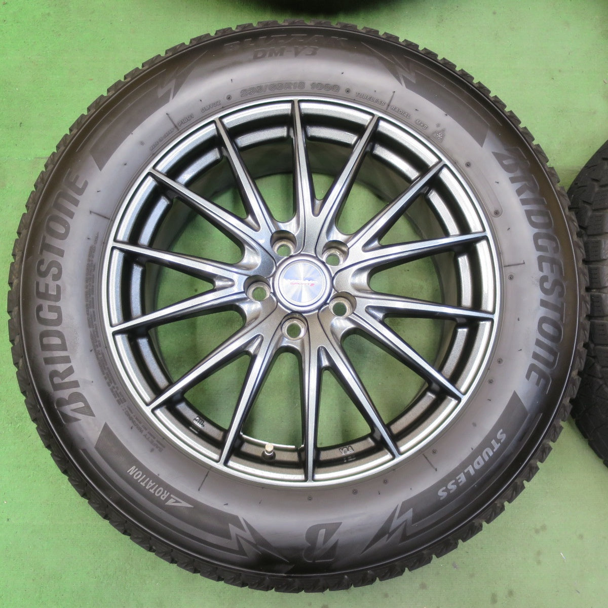 キレイ★スタッドレス 235/65R18 ブリヂストン ブリザック DM-V3 VELVA SPORTZ ヴェルヴァ 18インチ PCD114.3/5H★5082102イス