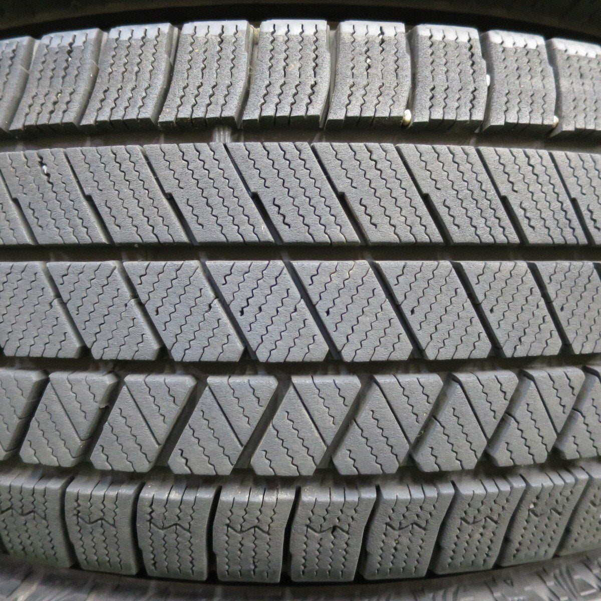 バリ溝 22年 9分★スタッドレス 215/65R16 ブリヂストン ブリザック VRX3 16インチ アルファード ヴェルファイア等★4082714イス