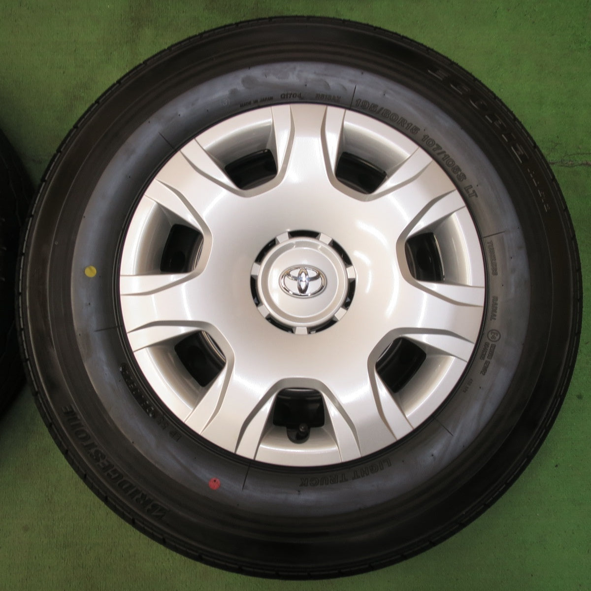 新車外し!24年★トヨタ 200系 ハイエース 純正 スチール 195/80R15 107/105S ブリヂストン エコピア RD613 15インチ PCD139.7/6H★5051301イノ