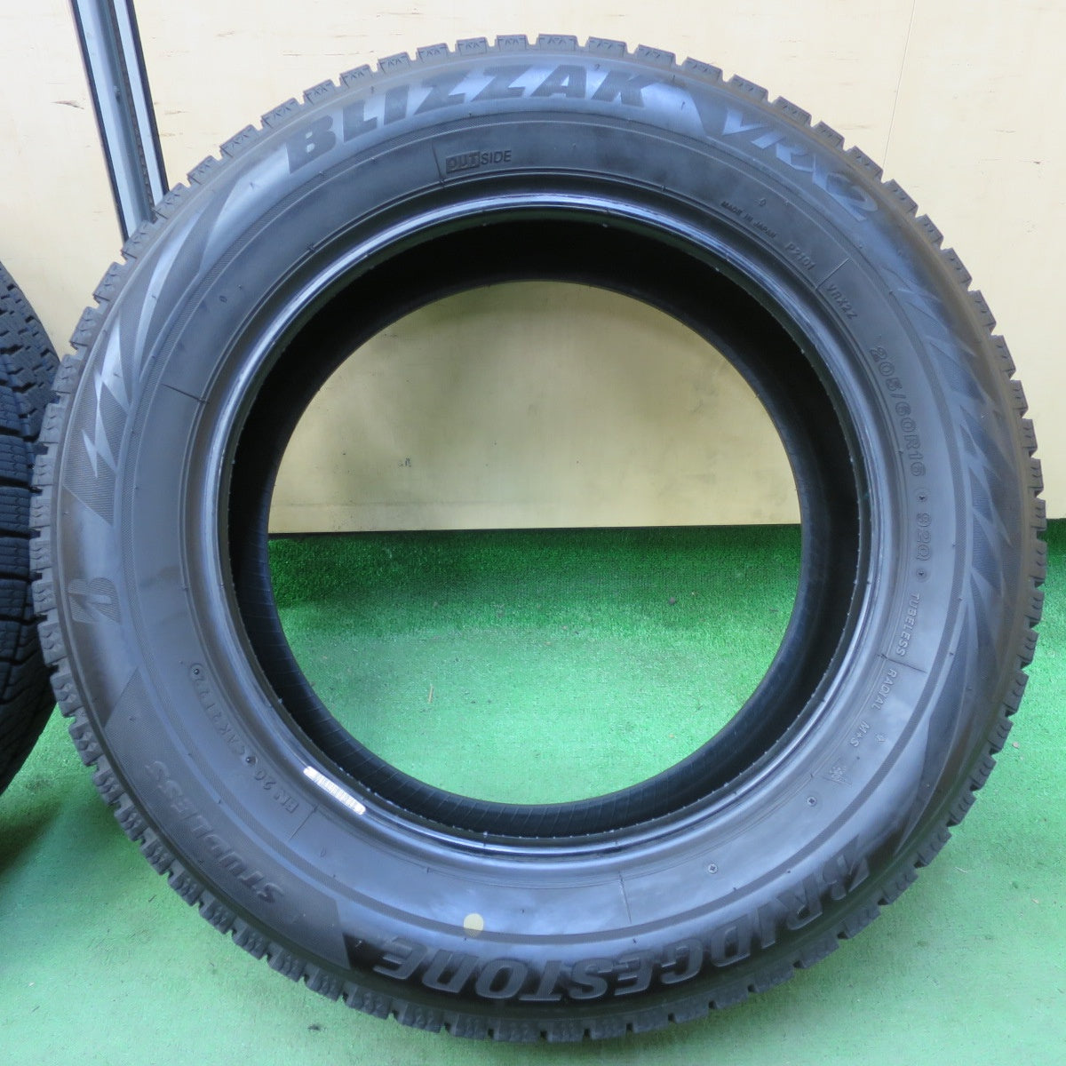 バリ溝!22年!9.5分★スタッドレス 205/60R16 ブリヂストン ブリザック VRX2 タイヤ 16インチ ノア ヴォクシー エスクァイア 等★5041211イスタ