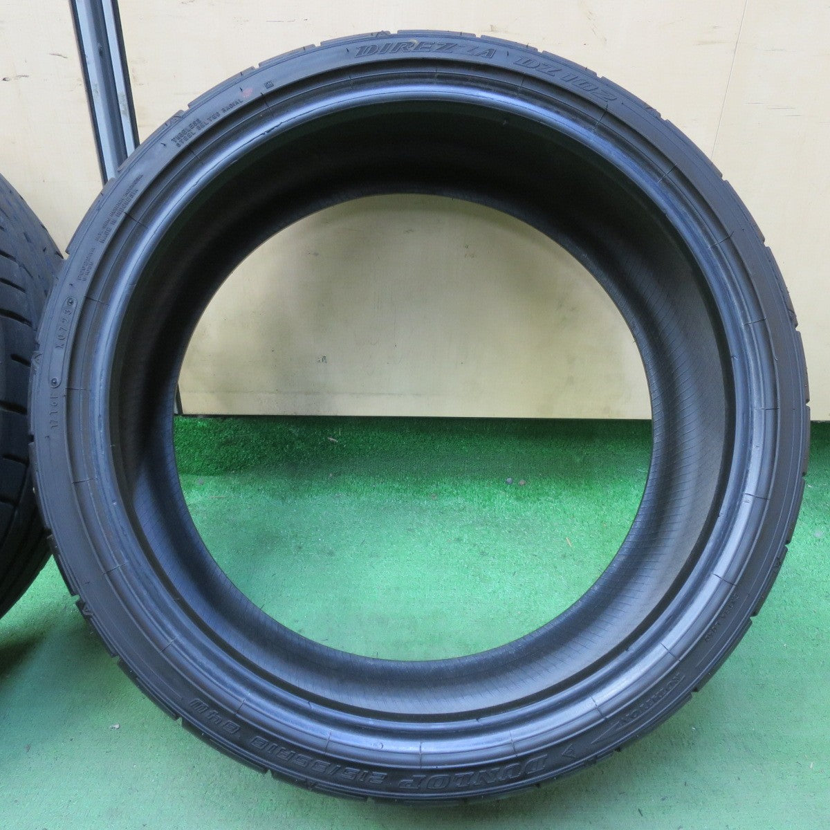 バリ溝!23年!9.5分★215/35R18 ダンロップ DIREZZA DZ102 タイヤ 18インチ アクア カローラ フィット スイフト デミオ ノート 等★5090106イノタ