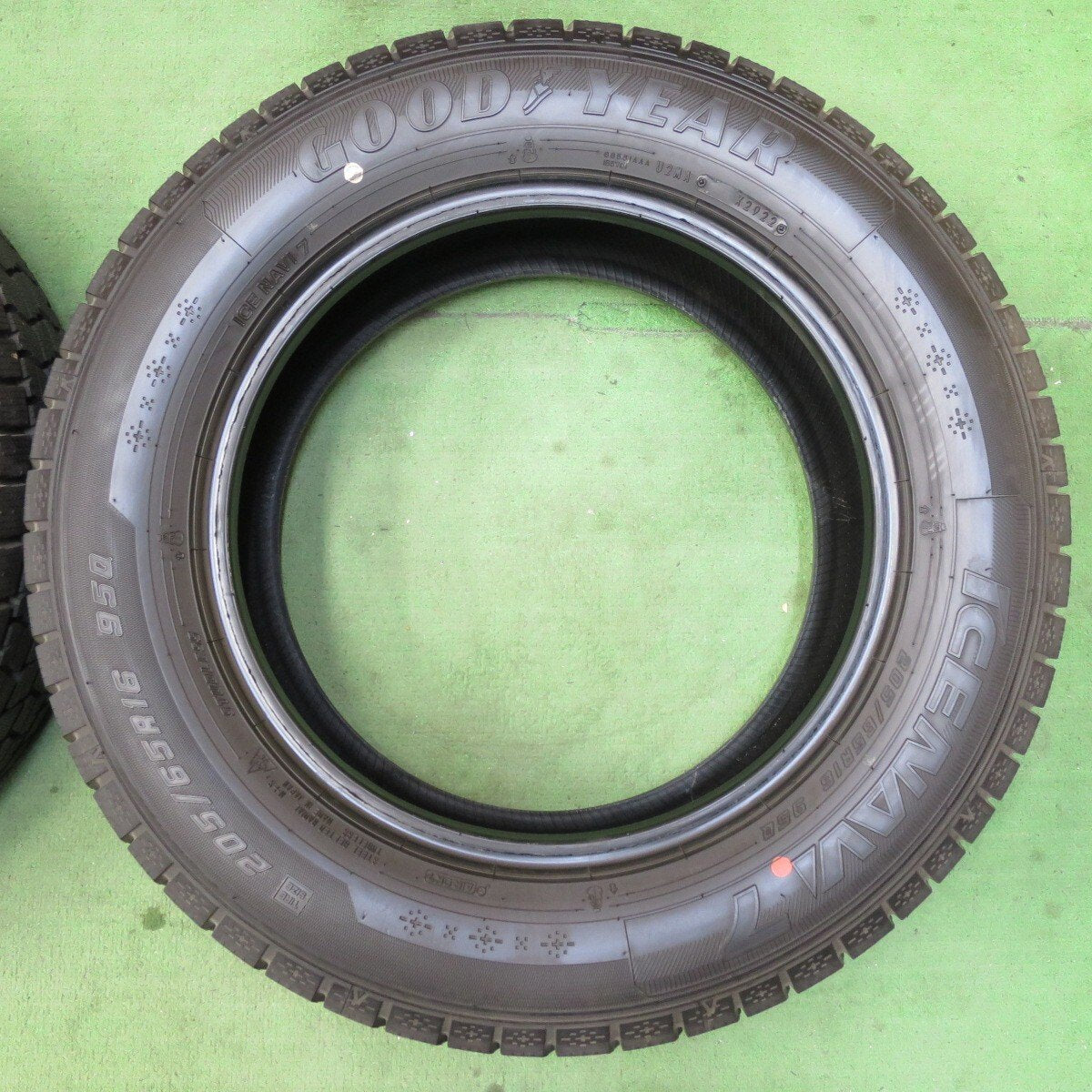 バリ溝!22年!ほぼ10分★スタッドレス 205/65R16 グッドイヤー アイスナビ7 タイヤ 16インチ ヤリスクロス ヴェゼル オデッセイ 等★5040309イスタ