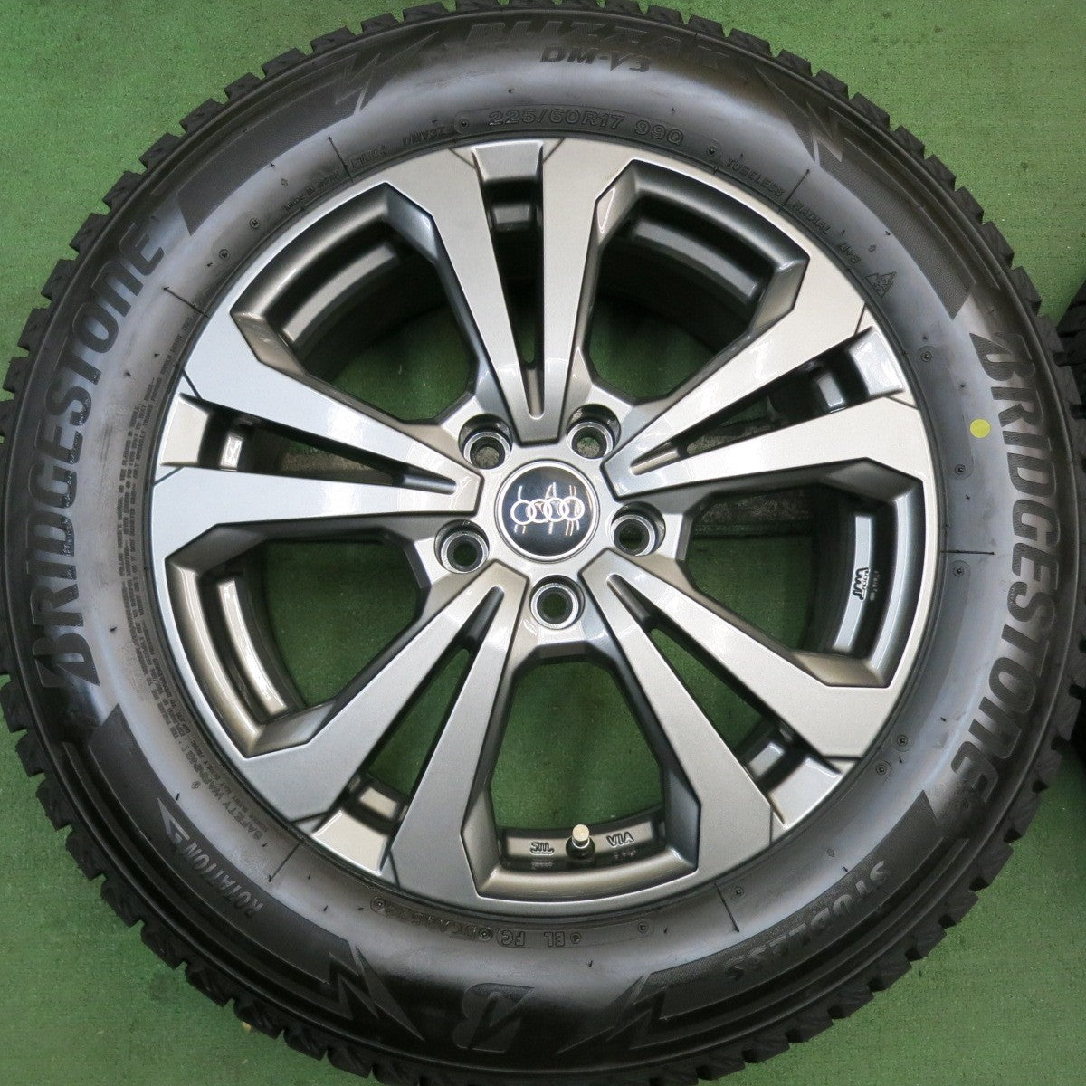 バリ溝!24年!キレイ!ほぼ10分★アウディ 等 AGA 225/60R17 スタッドレス ブリヂストン ブリザック DM-V3 17インチ PCD112/5H★5092007HAス