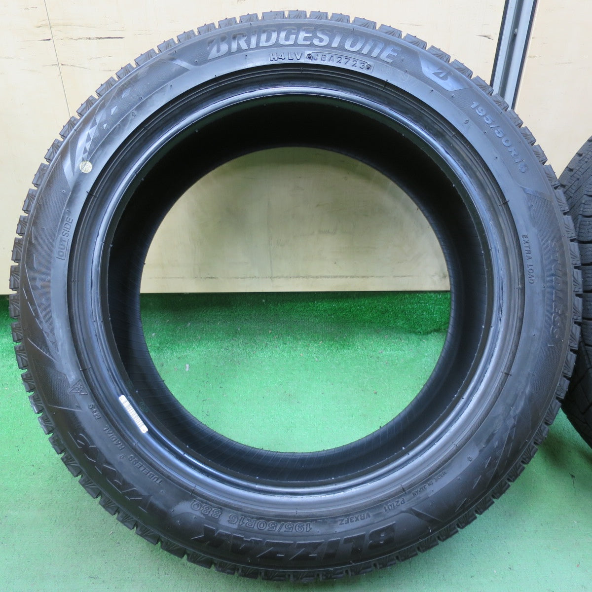 バリ溝!23年!9.5分以上★スタッドレス 195/50R16 ブリヂストン ブリザック VRX3 タイヤ 16インチ ロードスター スイフト 等★5051712イスタ