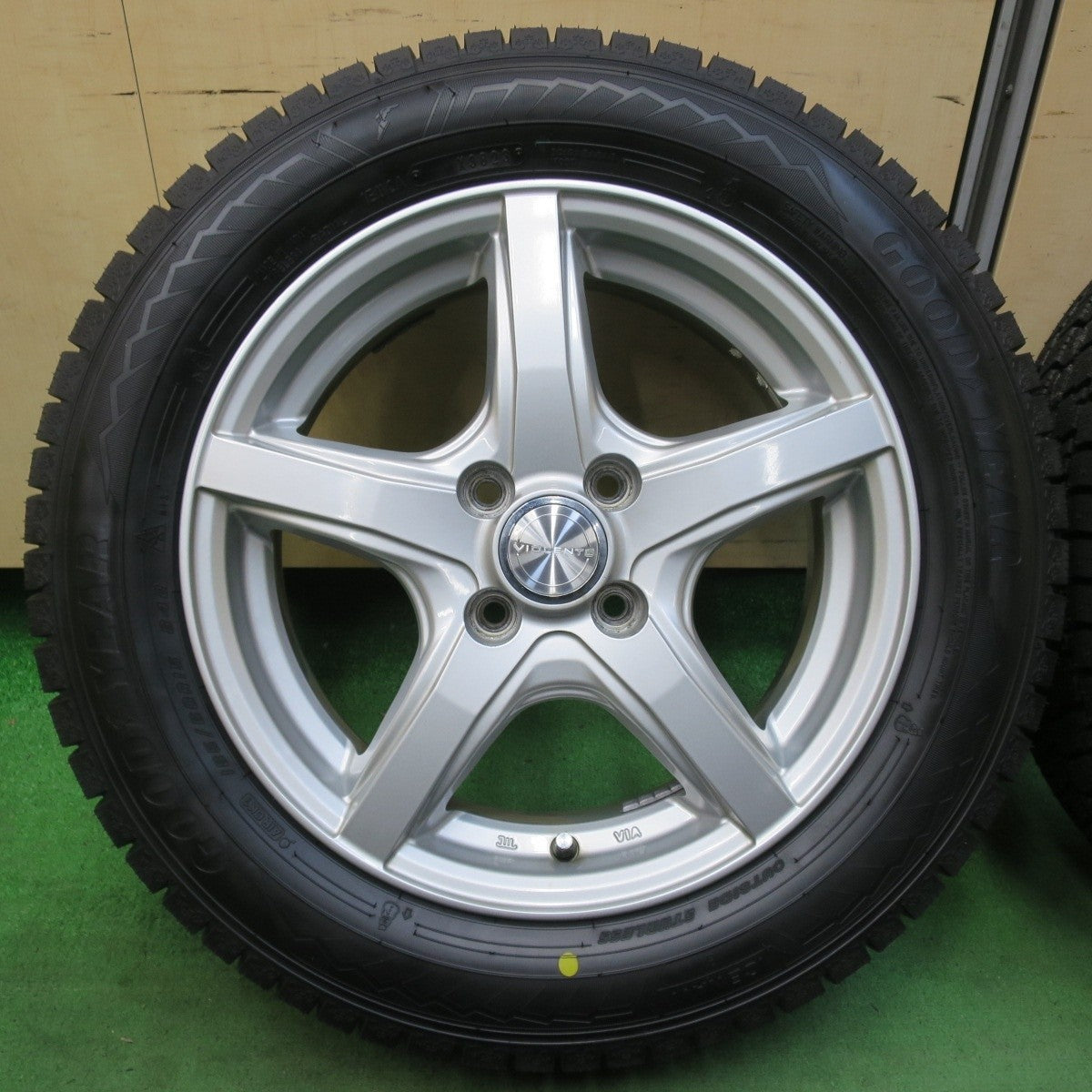 未使用 23年!キレイ★スタッドレス 185/60R15 グッドイヤー アイスナビ8 VIOLENTO ヴィオレント 15インチ PCD100/4H★5032707イス