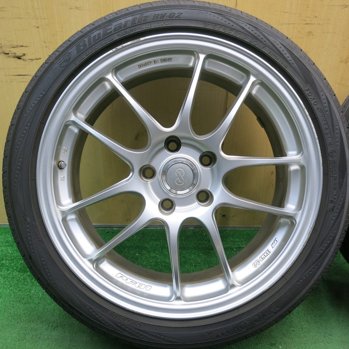 バリ溝!21年!9.5分★ENKEI PF01 215/45R18 ヨコハマ ブルーアース RV-02 エンケイ 18インチ PCD114.3/5H★5052310HAス