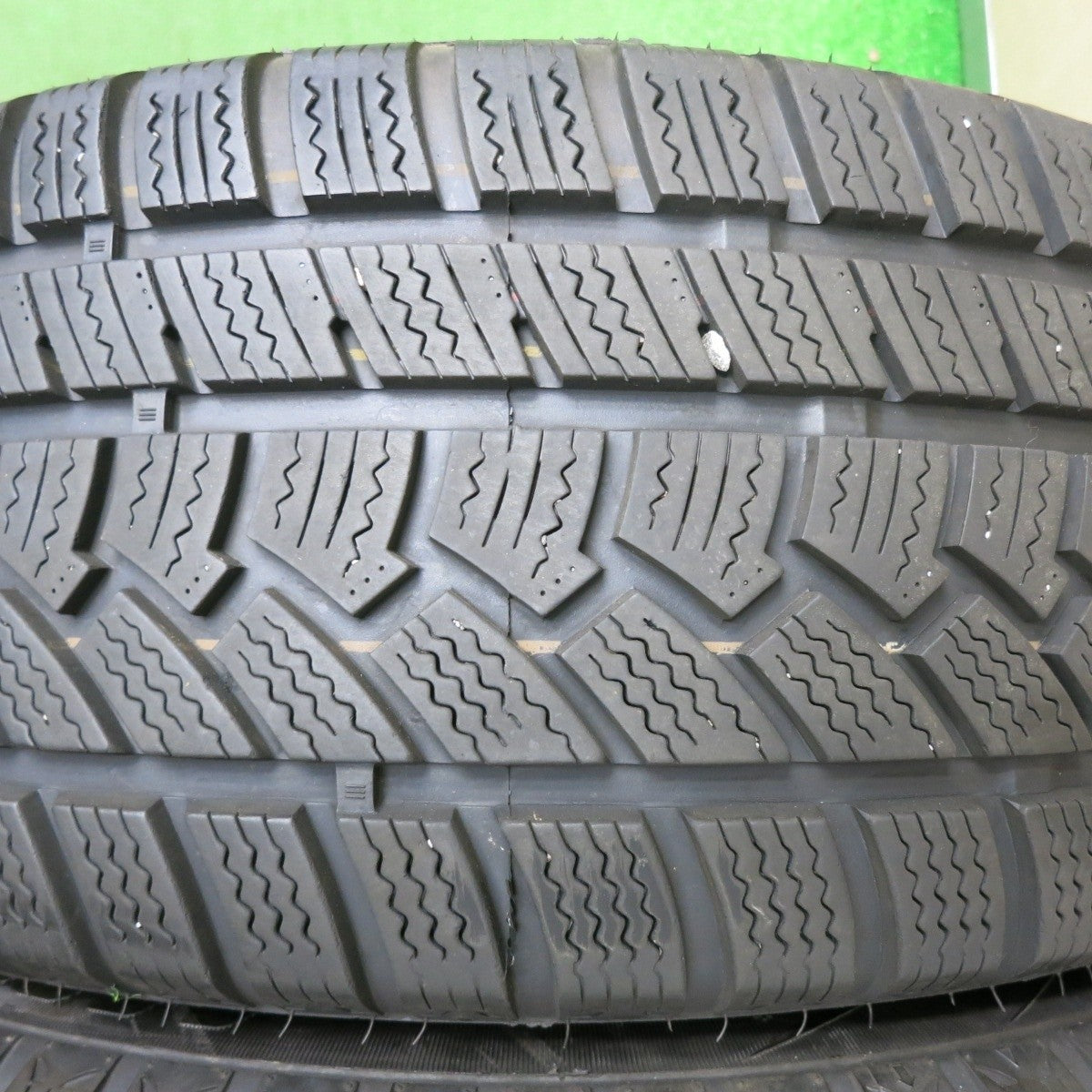 バリ溝!キレイ!9分★スタッドレス 225/55R17 ハイフライ Win-turi 212 Verthandi ヴェルザンディ ヴェルサンディ 17インチ PCD114.3/5H★5010413NJス