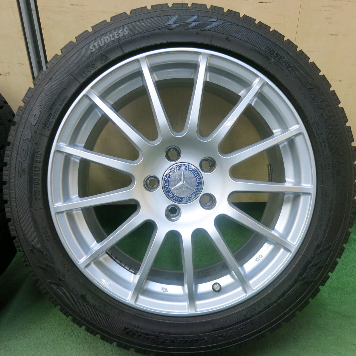 バリ溝!22年!キレイ!9.5分★ベンツ 等 IRVINE F01 225/50R17 スタッドレス トーヨー オブザーブ ガリット GIZ IRVINE F01 アーヴィン 17インチ PCD112/5H★5092602SKス
