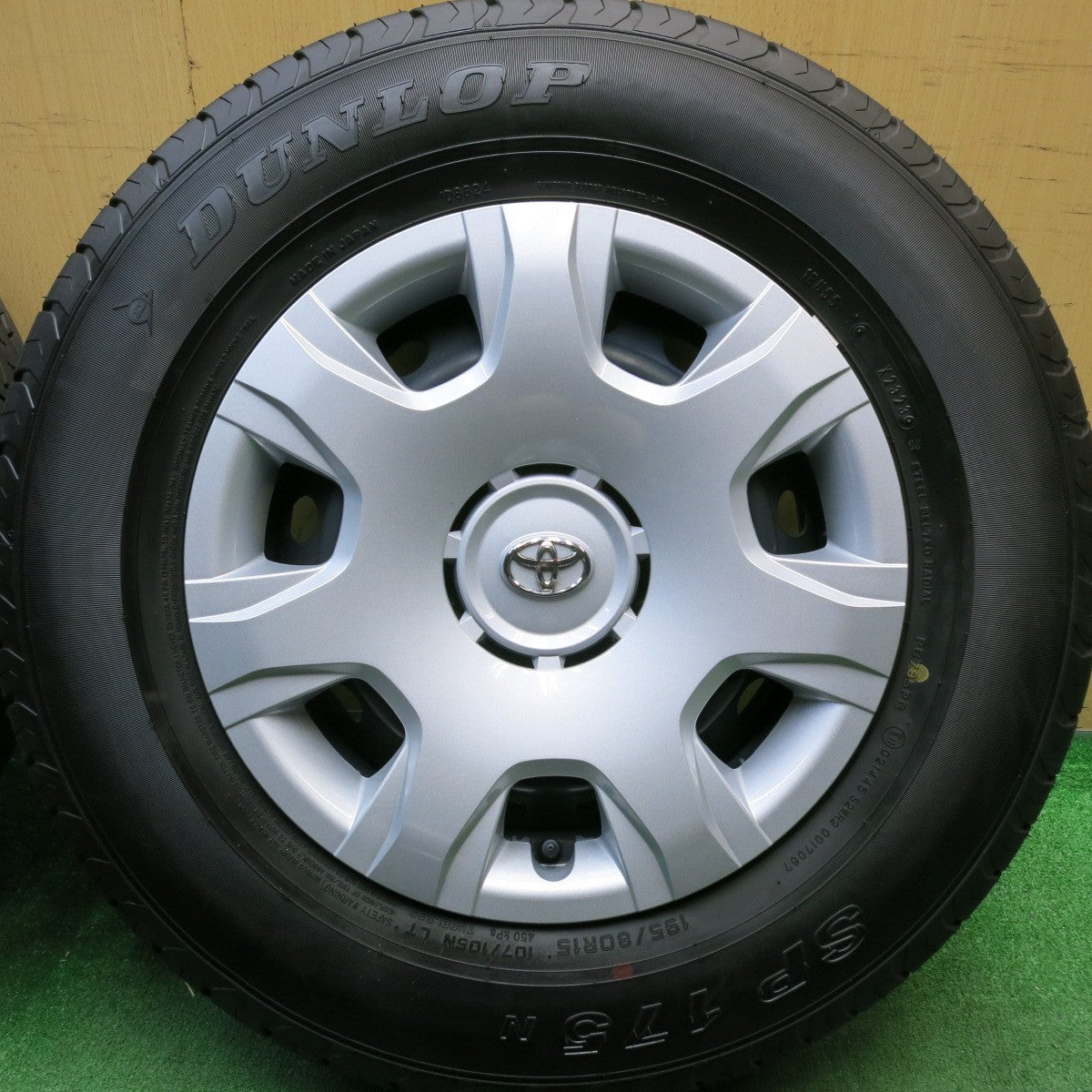 新車外し!23年★トヨタ 200系 ハイエース 純正 スチール 195/80R15 107/105N ダンロップ SP175N 15インチ PCD139.7/6H★5042709HAノ