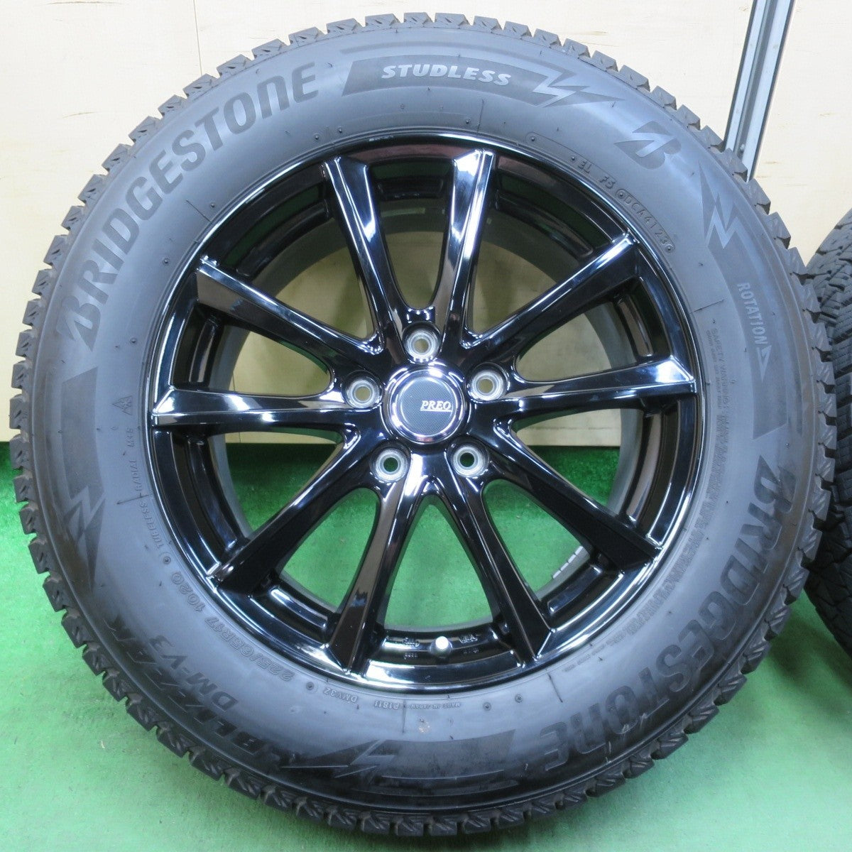 バリ溝!23年!キレイ!9.5分★スタッドレス 225/65R17 ブリヂストン ブリザック DM-V3 PREO プレオ 17インチ PCD114.3/5H★5032102イス