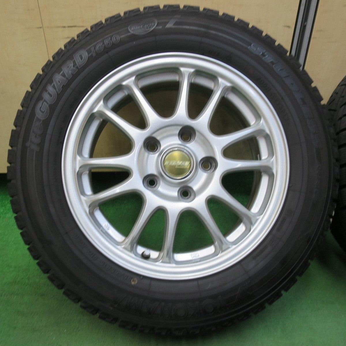 バリ溝!キレイ!9.5分★スタッドレス 195/65R15 ヨコハマ アイスガード iG50 FINAL MIND ファイナル マインド 15インチ PCD114.3/5H★5032403イス