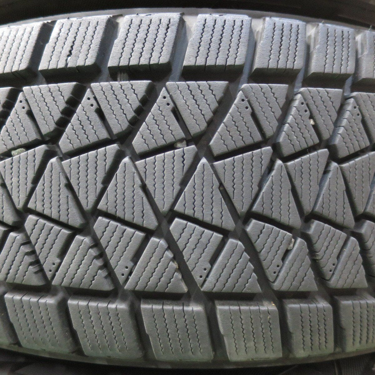 バリ溝!キレイ!9分★スタッドレス 225/65R17 ブリヂストン ブリザック DM-V2 TOPRUN トップラン 17インチ PCD114.3/5H★5010305イス