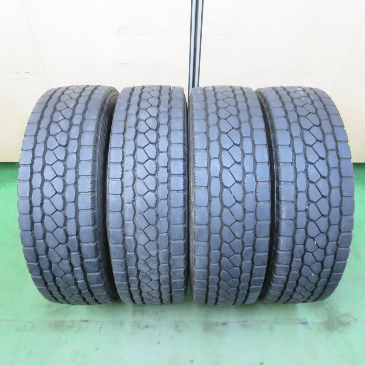 ほぼ未使用!25年★トラック バス タイヤ 245/70R19.5 136/134J ブリヂストン エコピア M801 Ⅱ ミックス オールシーズン 19.5インチ★6013104イスタ